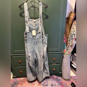 Size small-oversized HIGH HOPES SLOUCHY DENIM OVERALLS